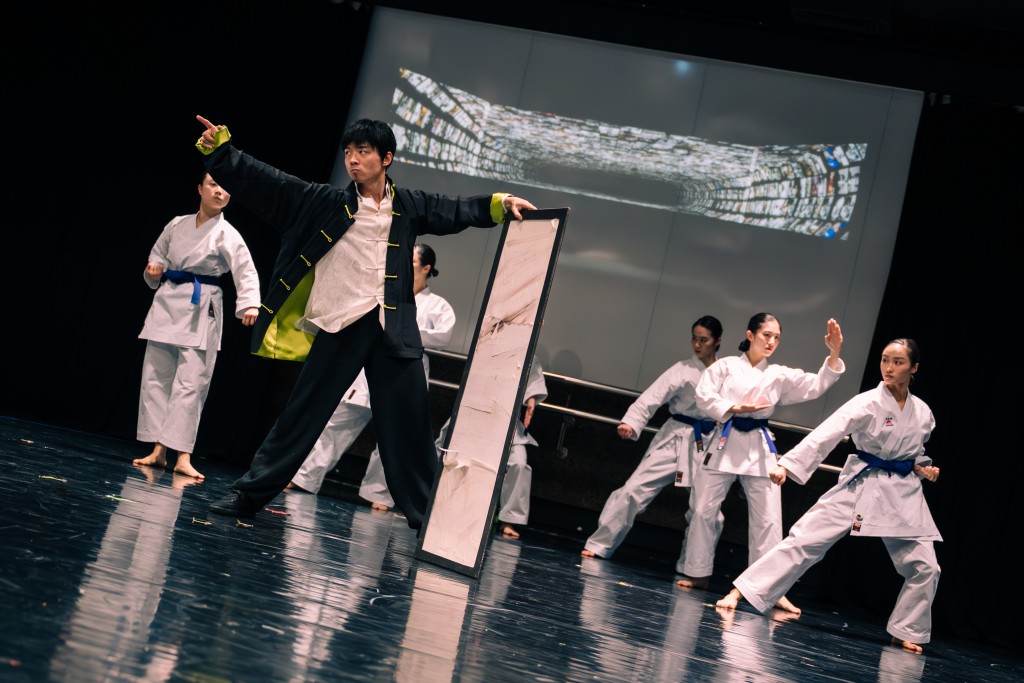 香港舞蹈團呈獻大型舞劇《武道》，以紀念李小龍85歲誕辰。