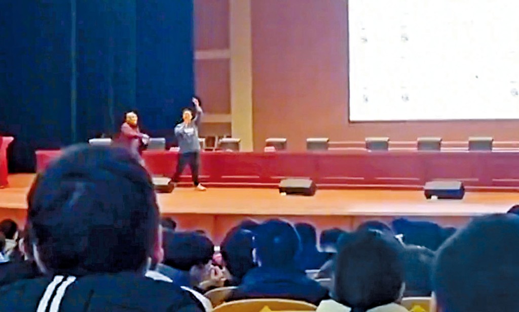 合肥名師陳宏友(左)演講時遭中學生(右)搶咪高峰。