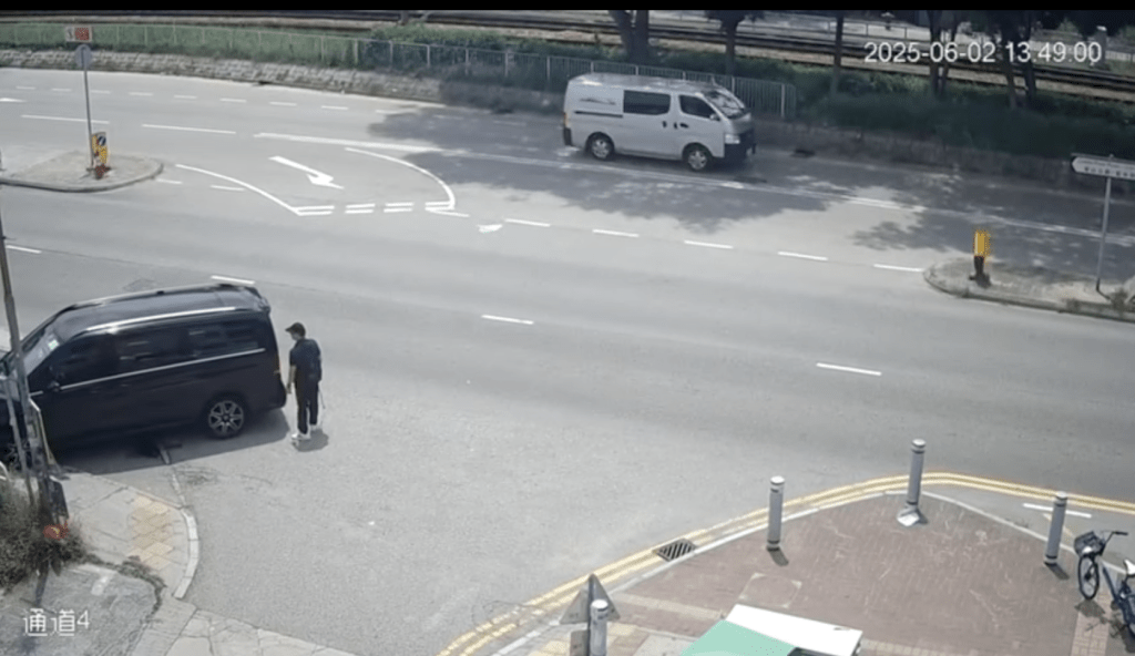 拐杖男閃身到私家車的左側後方。 拐杖男閃身到私家車的左側後方。