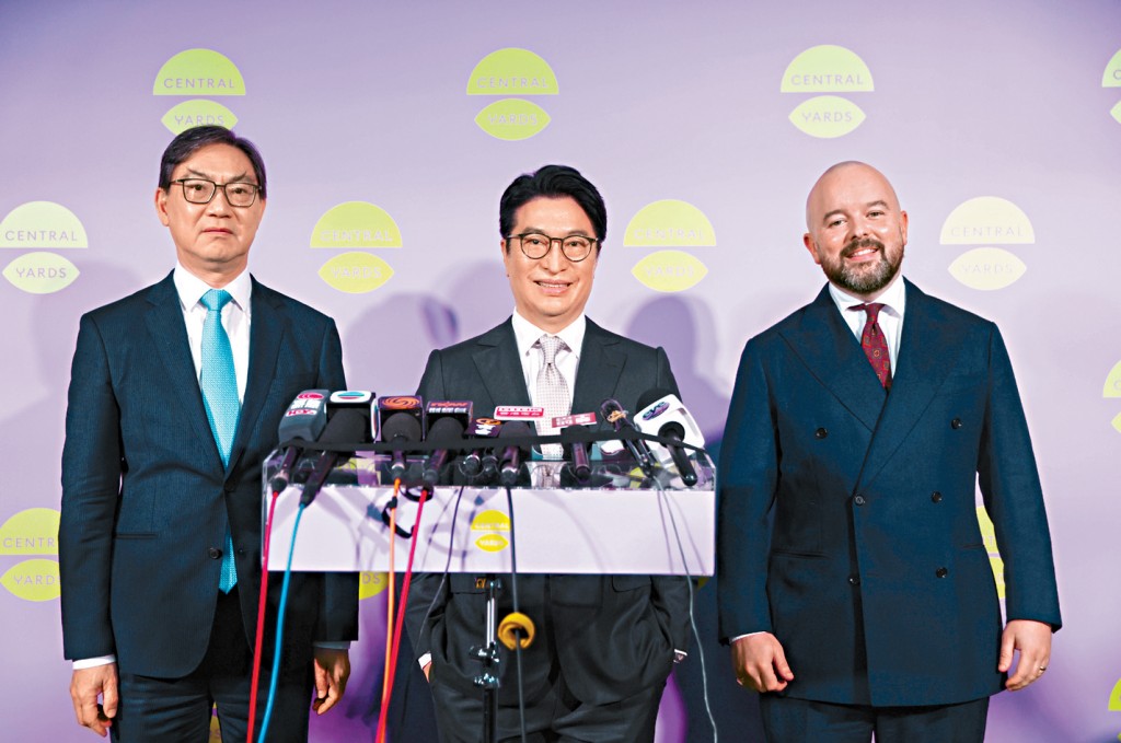 李家誠（中）表示，Central Yards第一期寫字樓落實租出達70%，餘下亦獲積極洽租。左為恒地執行董事黃浩明，右為Central Yards 租務及營運總監Tom Andrews。