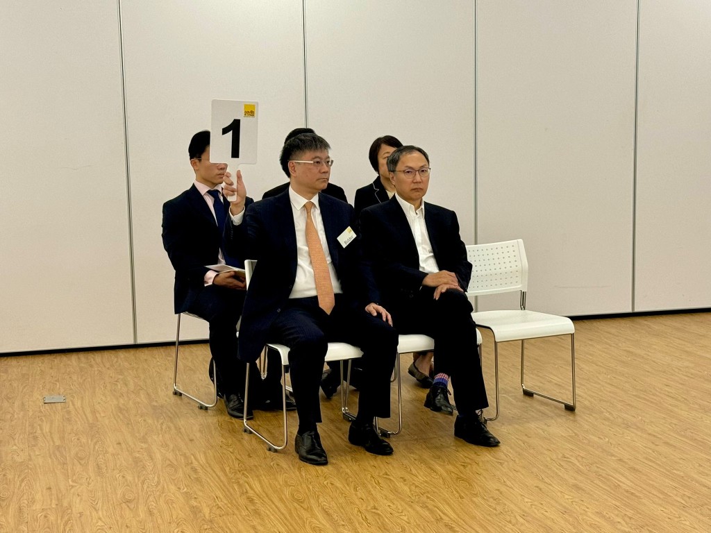 手持「1號牌」的財團代表在未有競爭對手下，以底價為1.83億元投得，成功統一業權發展。