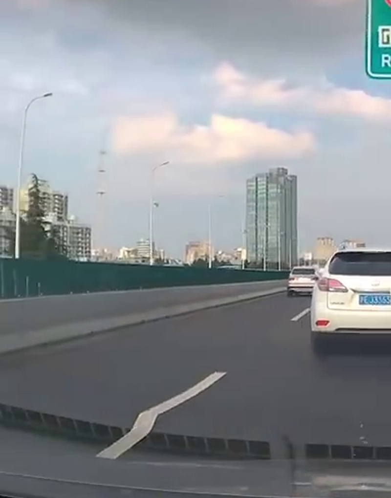 車CAM顯示，上海一路段馬路熱到變形拱起。