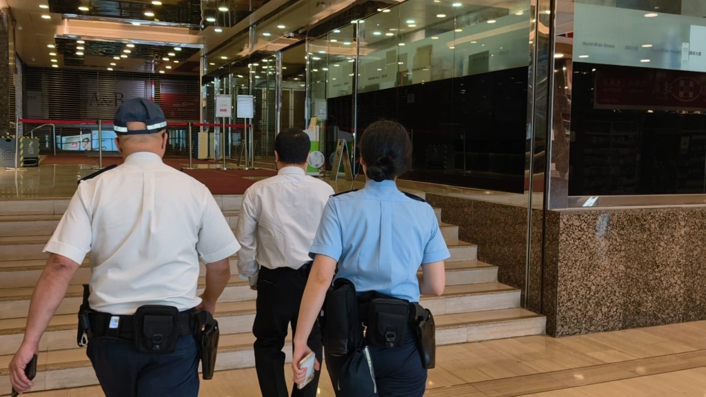 警方接報到場調查。 警方接報到場調查。