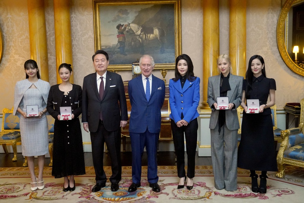 查理斯三世于去年十一月，向韩国女团BLACKPINK颁授最高荣誉勋章，南韩总统尹锡悦见证。 路透社
