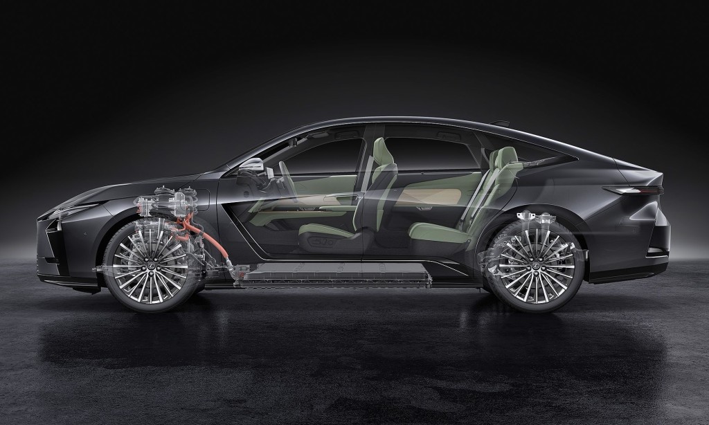 全新第八代凌志Lexus ES上海發表:新款ES建基GA-K底盤平台,體積尺碼比上代明顯放大之餘,軸距也延伸80mm至2,950mm。