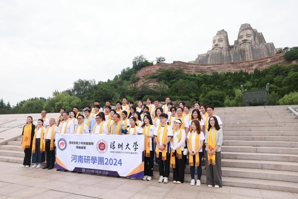 邓炳强和青年领袖去到炎黄二帝广场，从深度了解华夏民族。