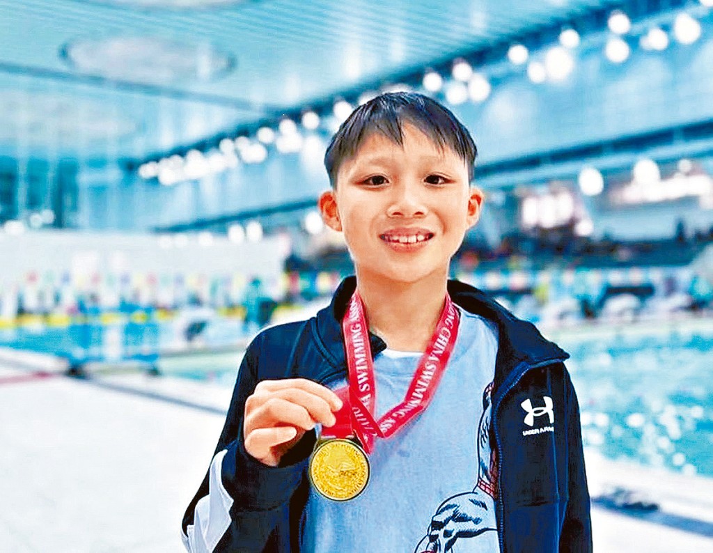 10歲的細細佬佘承軒的游泳成績也很優秀。