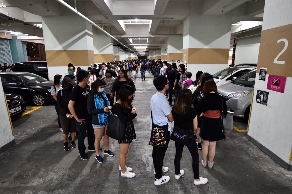 停車場內「打蛇餅」人龍。