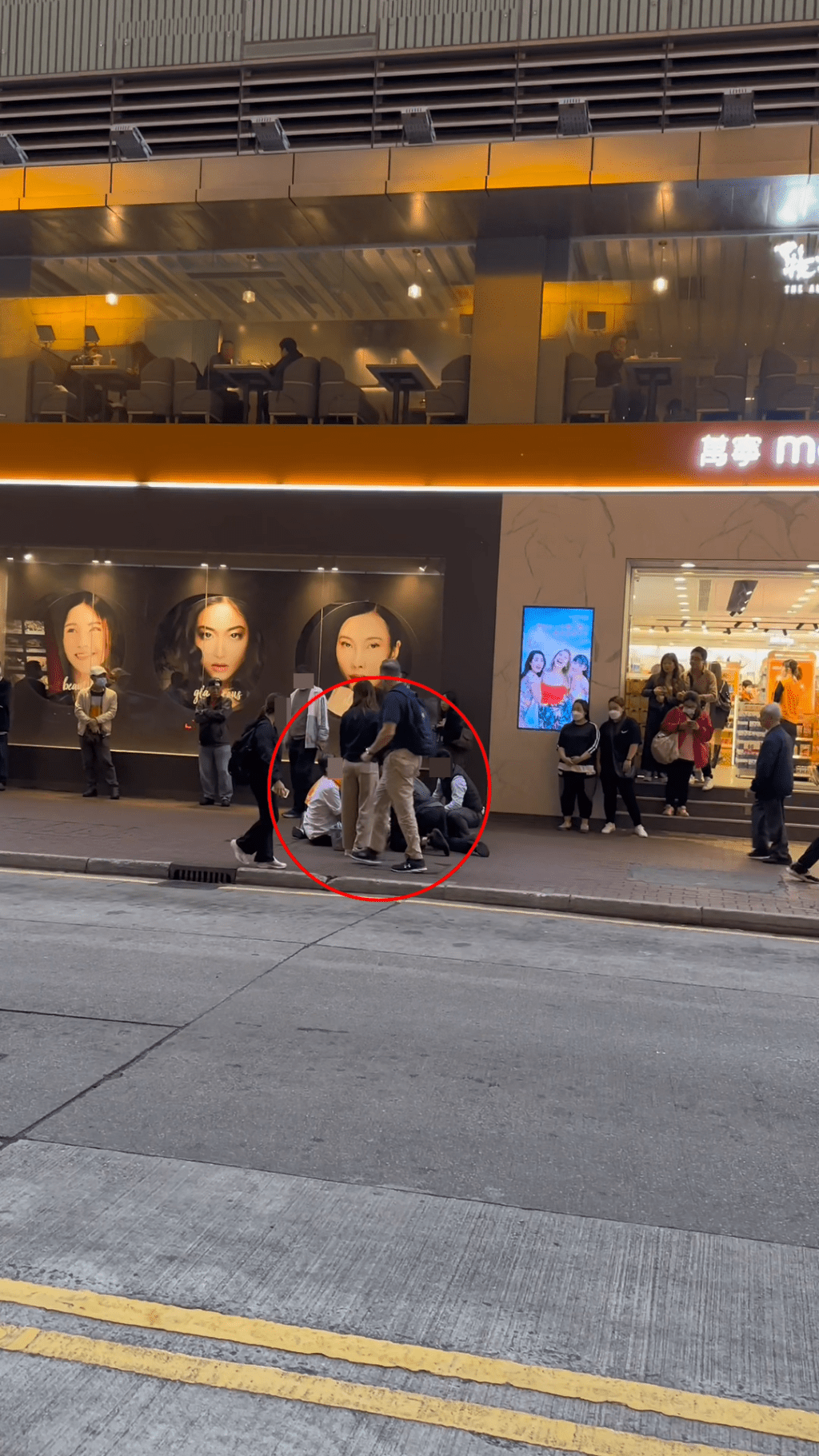 另一段影片看到该花衫男在万宁店门外被制服