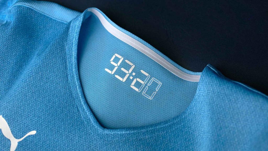 曼城今季球衣的衣領，已印上93"20，紀念2012球季煞科戰的冠軍入球時間。
