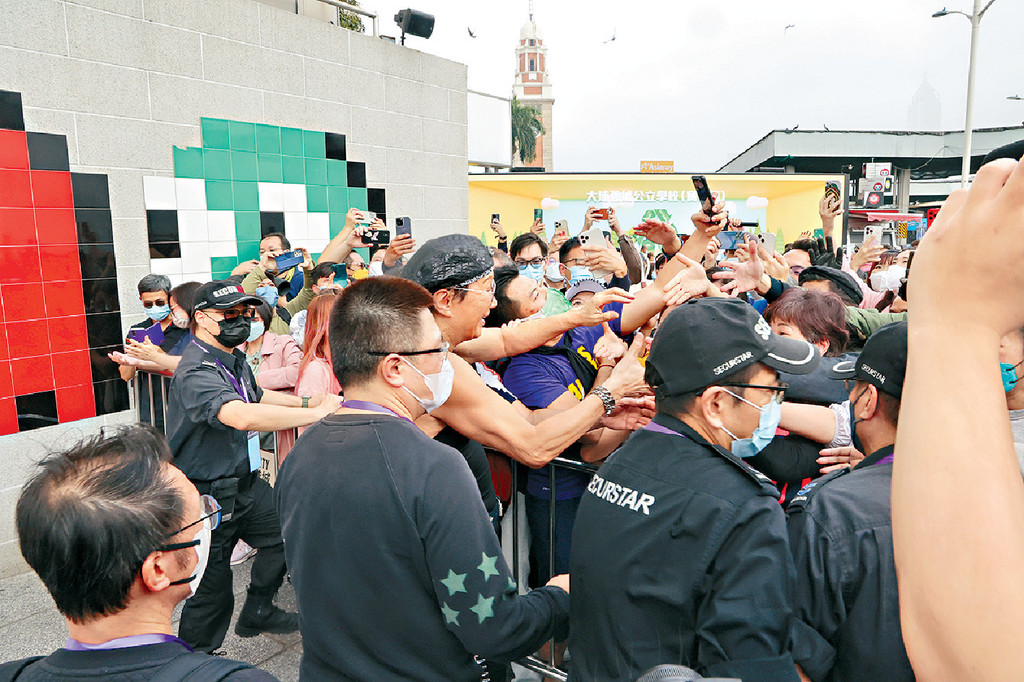 ■Sam在記者會結束後,走近粉絲握手和簽名。 ■Sam在記者會結束後,走近粉絲握手和簽名。