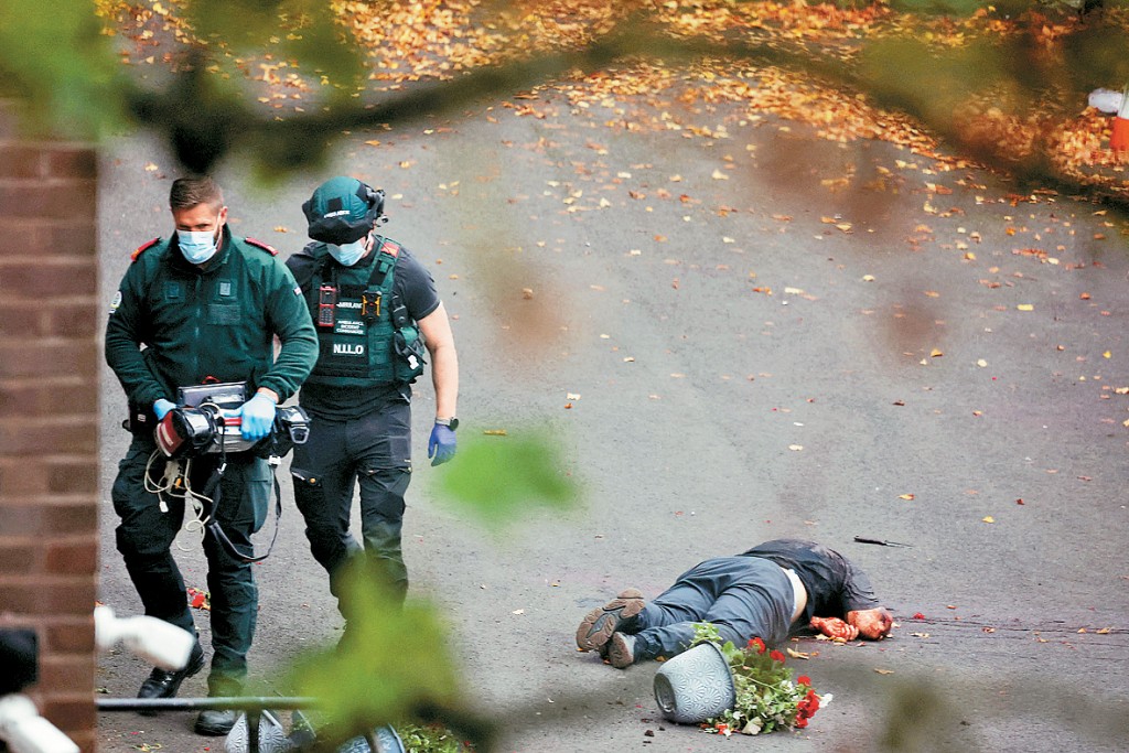 疑兇沙米被警員開槍擊中倒地，其後證實身亡。