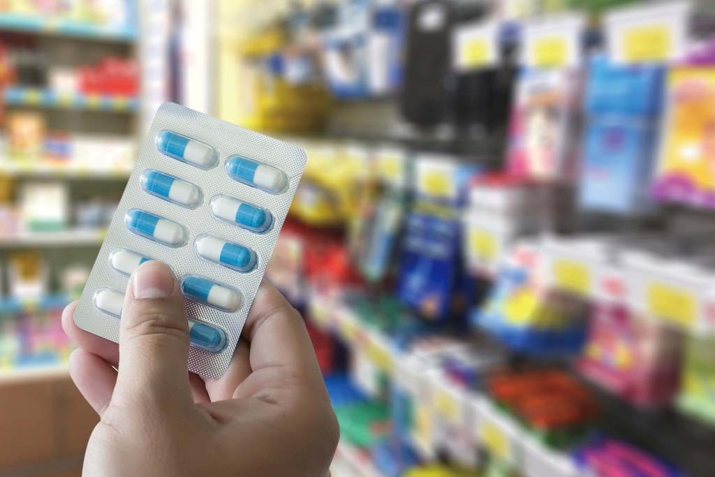 潘醫生提醒，不少人誤將不適視為普通傷風咳嗽，而自行服藥，這種做法風險很高。