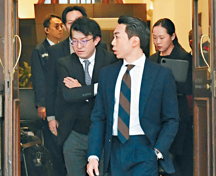 助理刑事檢控專員張卓勤(左一)。