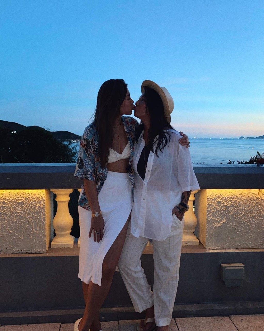 Kayla與未婚妻Elaine甜蜜咀嘴。