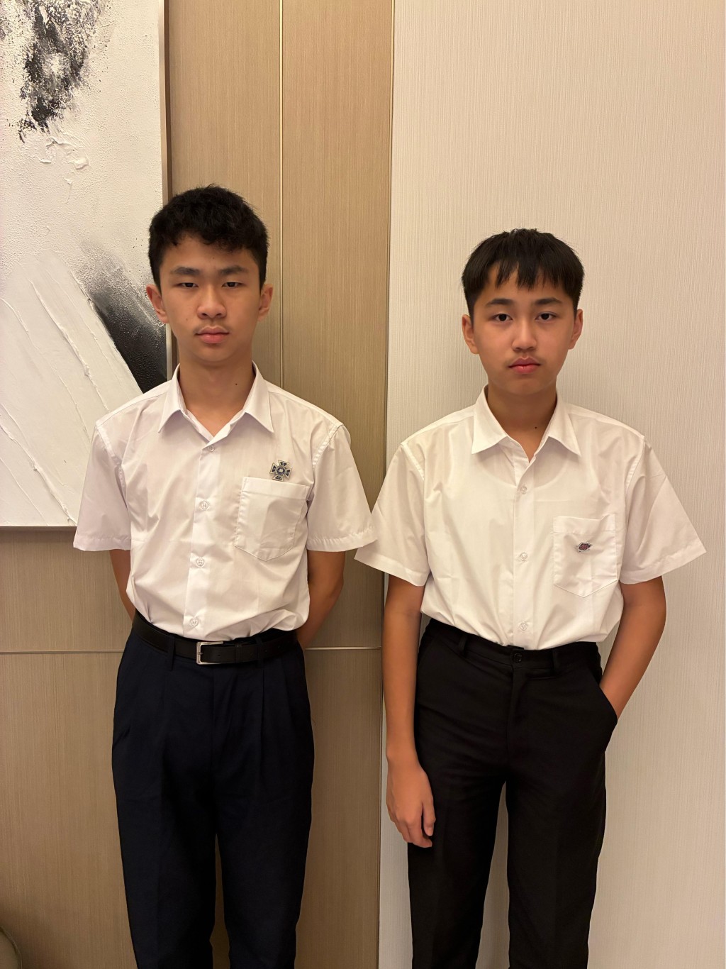 Oscar（右）和Eric（左）来港插班后，分别获九龙华仁书院及圣保罗男女中学取录。（图片来源：受访者提供）