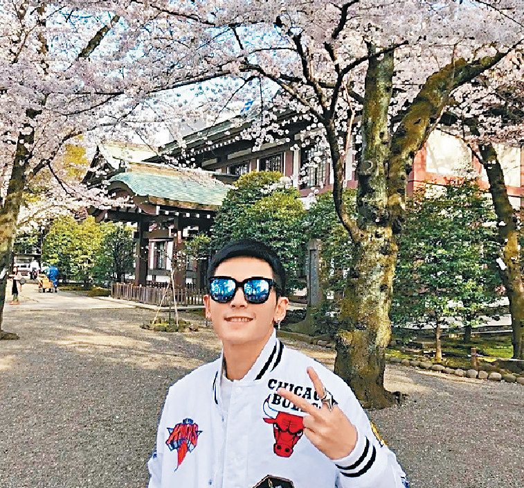 ■张哲瀚在日本的神社前开心留影挨轰。