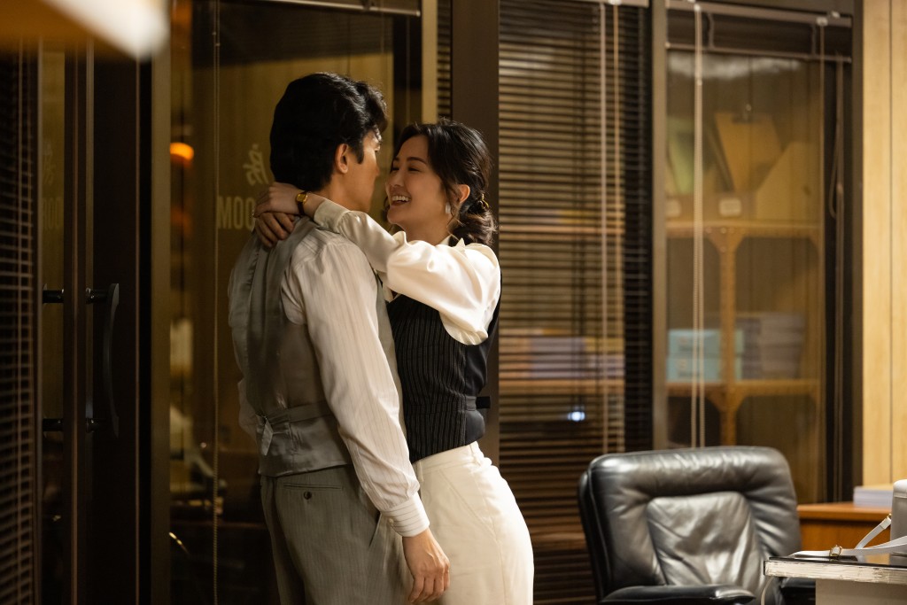 在戏中阿Sa与伟仔有激吻场面，被刘嘉玲嘲未够狼死。