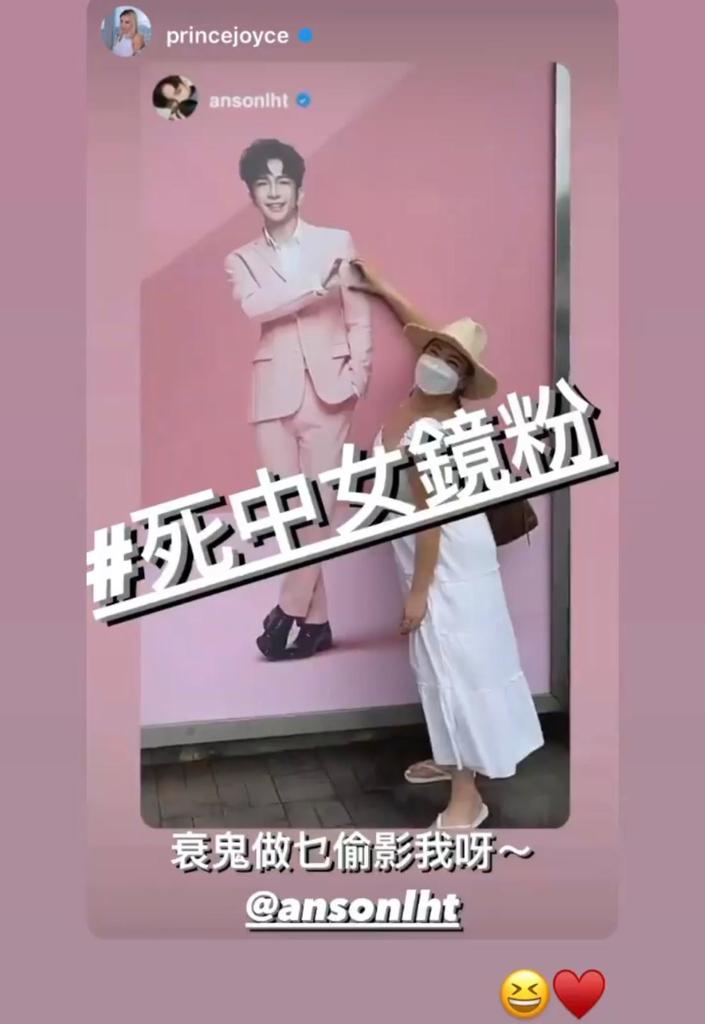 欣宜做心心手勢。