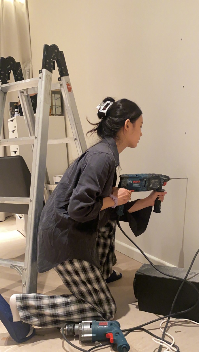 再踎低。