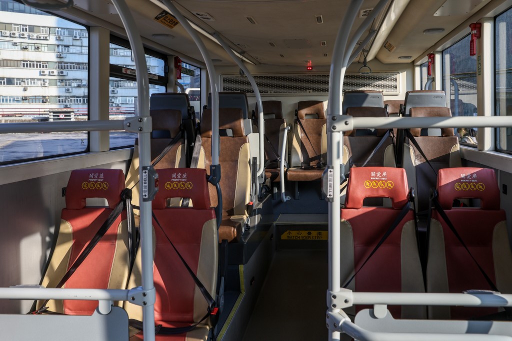 九巴表示，前全數約4,300輛巴士車隊的上層車頭、下層車尾等指定座位均配備安全帶。何家豪攝
