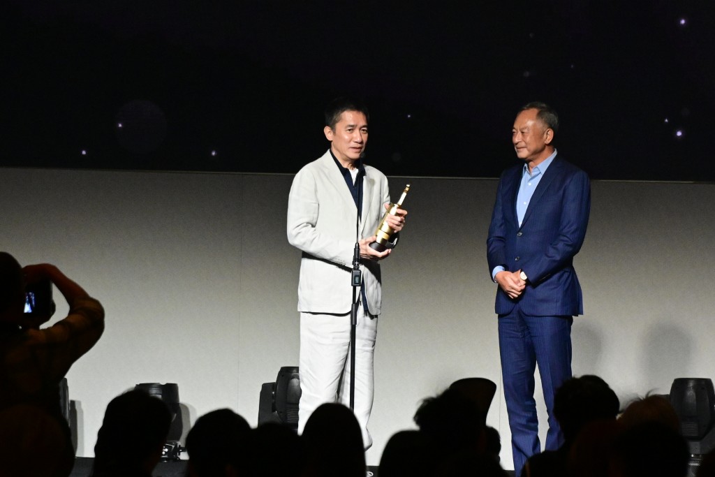 梁朝伟（左）表示多谢导演会，好开心在杜琪峯手上得奖，自己入行时第一部戏《鹿鼎记》，对方给好多大启发，指他的妆不得，令他很多启发。