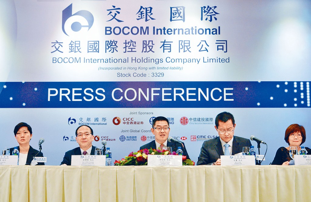 交銀去年股東應佔利潤8.4億，增68%。圖為該行董事長譚岳衡(中)。