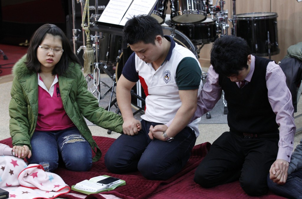 在千璂元創辦的二合一教會，脫北者參與祈禱會。  路透社