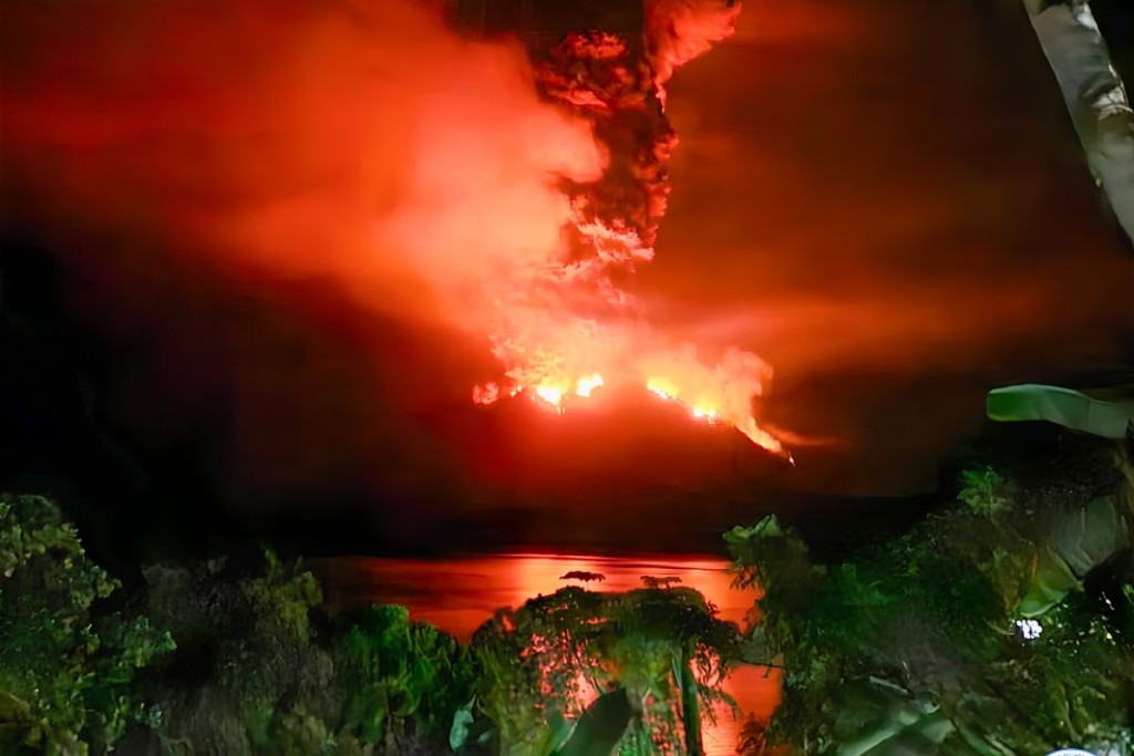 印尼魯仰火山爆發，緊急疏散逾萬人。網上圖片