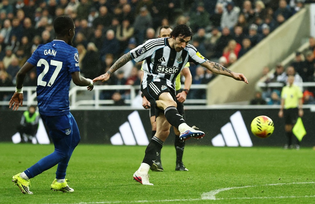 曼聯視效力紐卡素的東拿利為頭號轉會目標。路透社