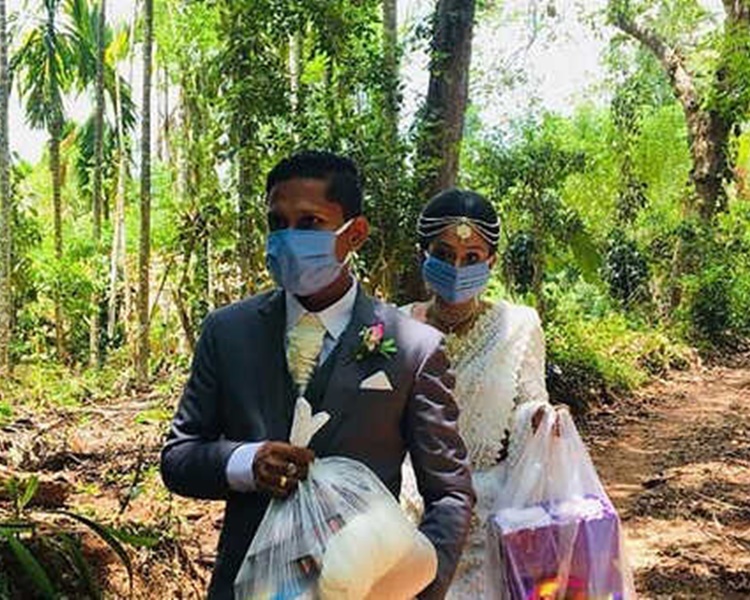 達夏那與新婚妻子帕瓦妮將物資派予窮人。AP