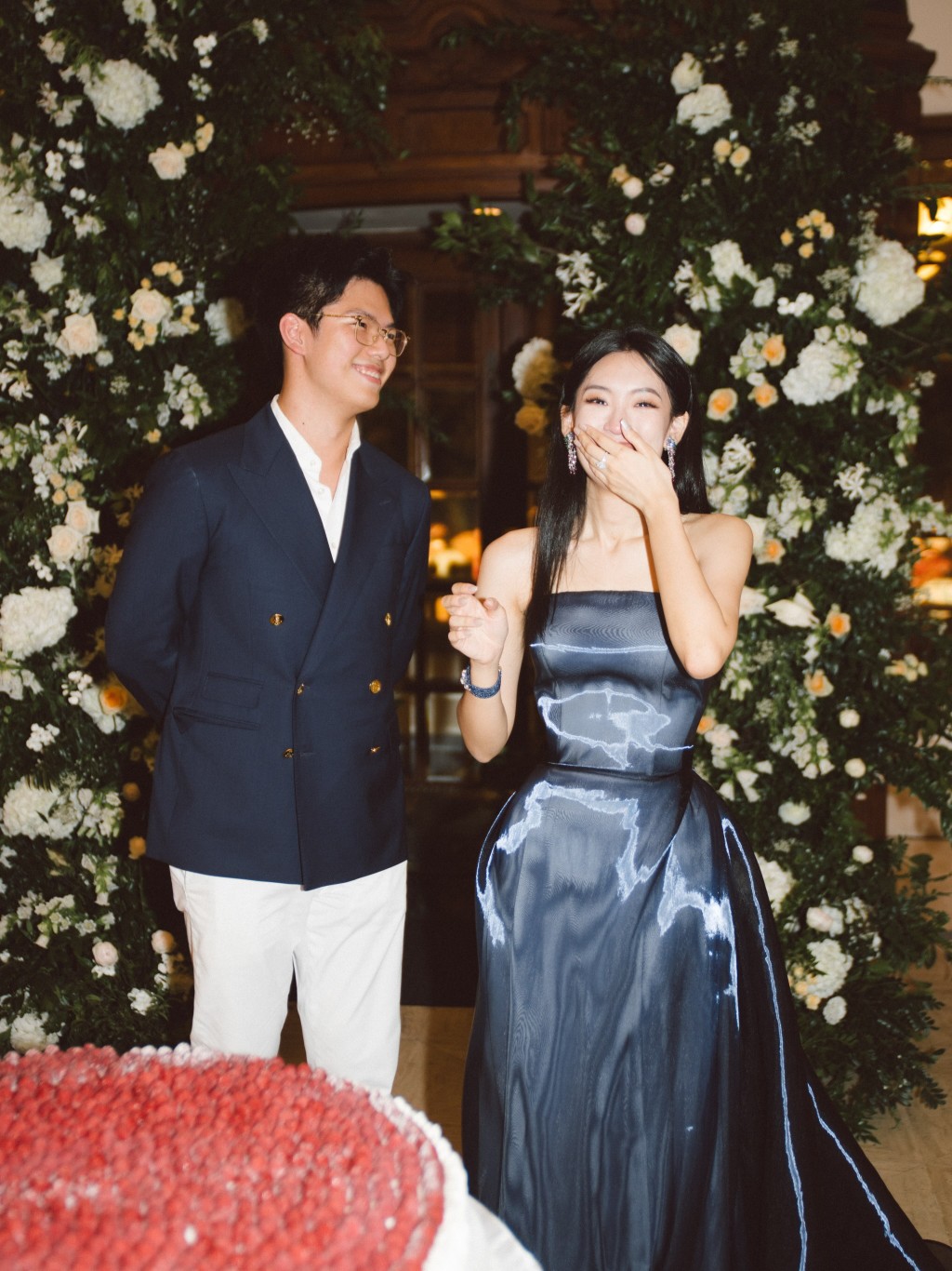 楊培琳掩面甜笑難掩待嫁喜悅，身旁未婚夫滿臉寵愛。
