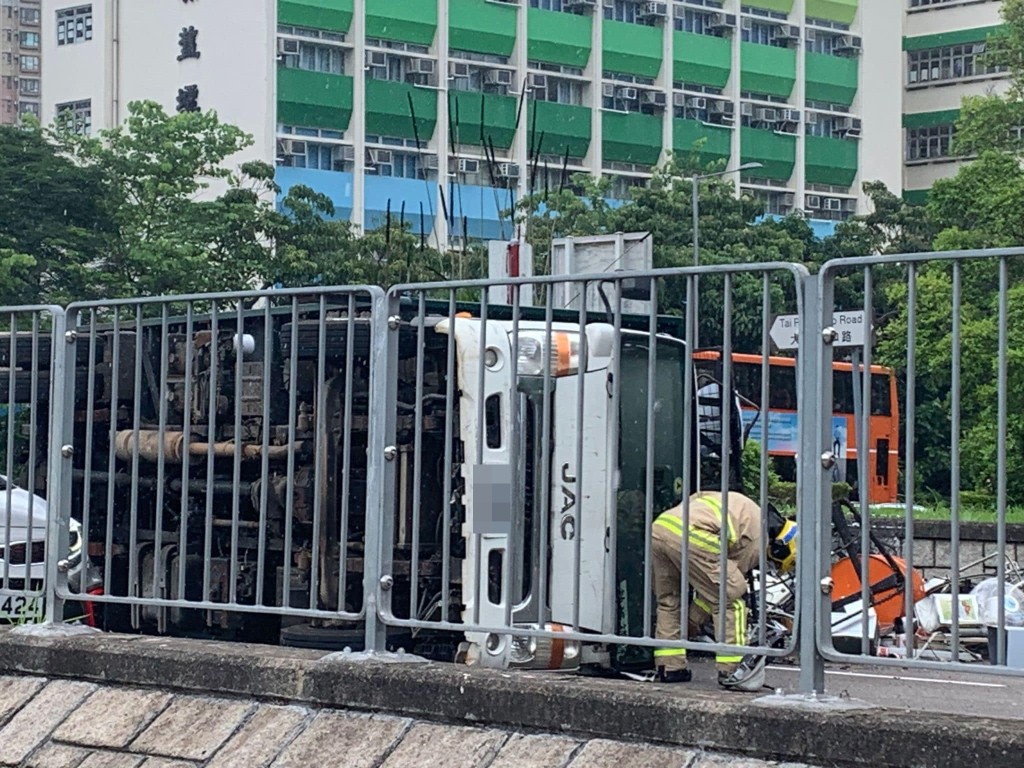 貨車翻側，消防員到場救援。馬路的事 (即時交通資訊台)Bosco Chu圖片