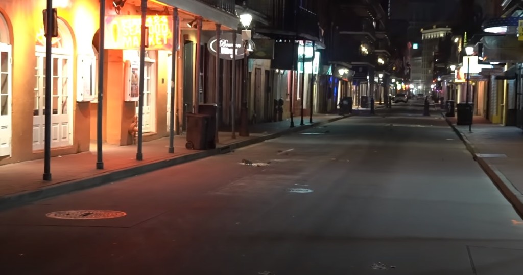老鼠在街頭上展開搶食大戰。網圖