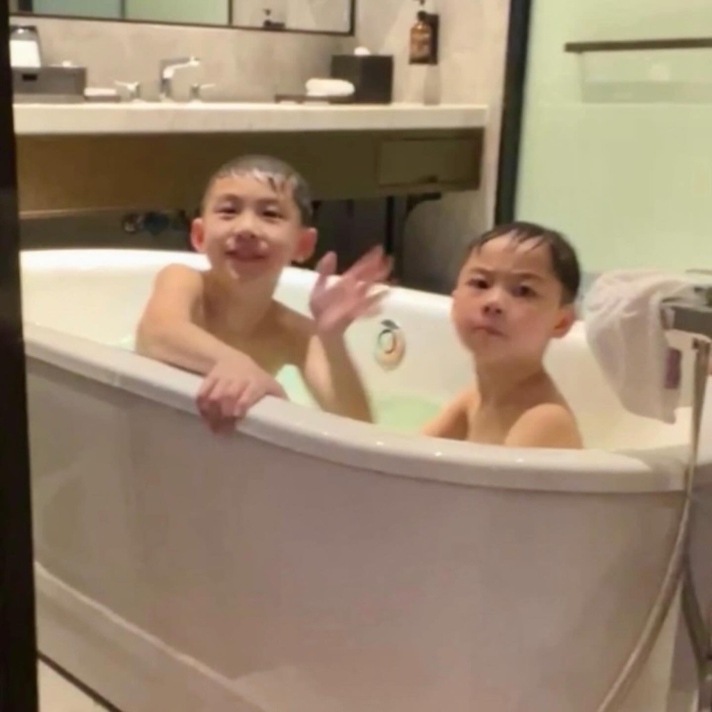 颜志恒太太Fion分享了两个囝囝「浴照」。