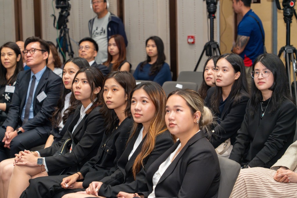 今年參與的法律學生約120名,來自香港、內地及英國法學院。 今年參與的法律學生約120名,來自香港、內地及英國法學院。