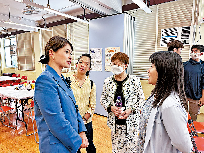 江玉歡（左1）昨與獻主會溥仁小學家長會面，承諾協助爭取「救校」。 