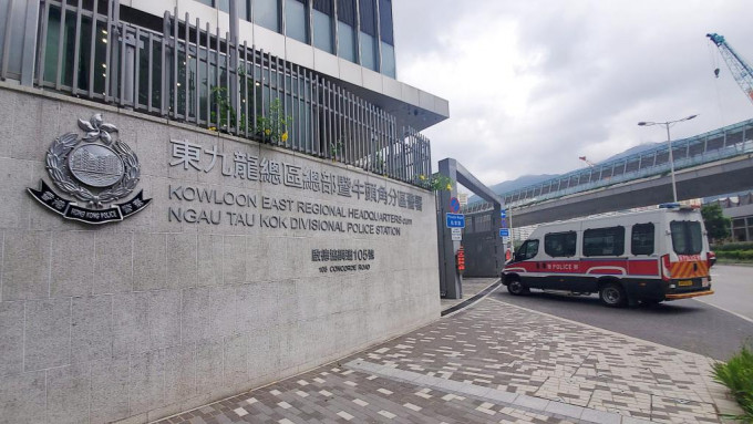 九龍灣貨車行駛時倒後鏡撞中途人 警調查拘酒駕司機。資料圖片