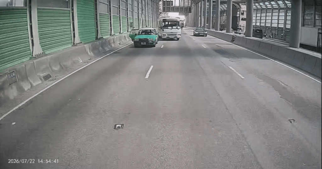 男子突然打開左車門跳車,倒地後在地上打跟斗。fb「屯門公路塞車關注組」Pong Wu片段截圖 男子突然打開左車門跳車,倒地後在地上打跟斗。fb「屯門公路塞車關注組」Pong Wu片段截圖