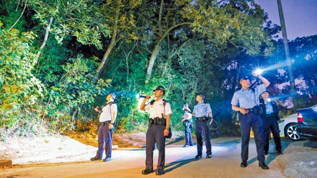 將軍澳警區特遣隊及巡邏小隊在「捲聲行動」中進行高姿態巡邏及掃蕩，搜索企圖爆竊的不法分子。