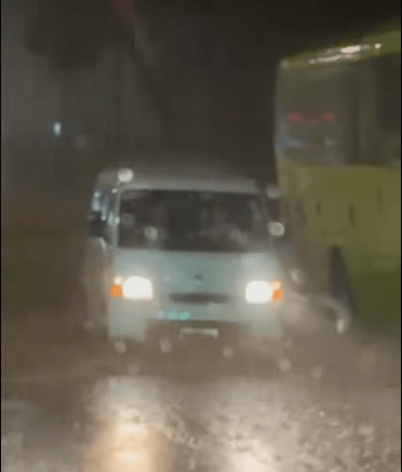 有麵包車涉水行車。網上片段截圖 有麵包車涉水行車。網上片段截圖