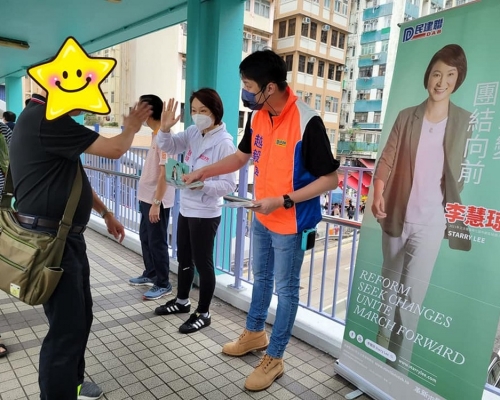 民建聯主席李慧琼昨日到黃大仙多區擺街站,與居民見面。