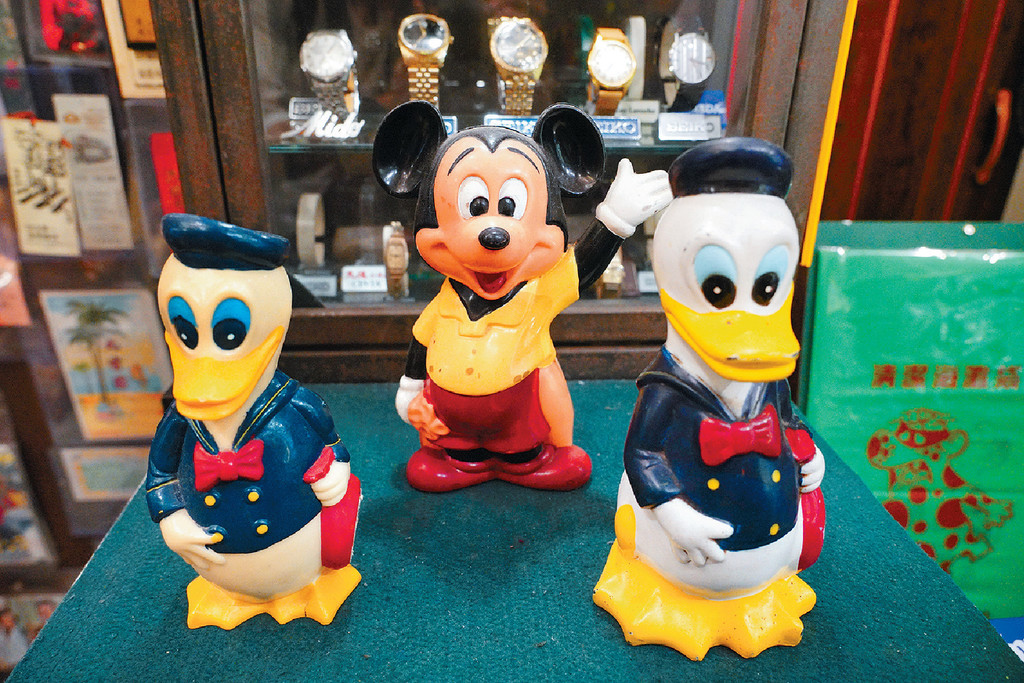 ■经典的渣打银行卡通钱罂。