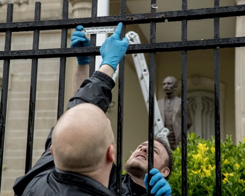 外牆，柱子和窗戶皆受損。AP