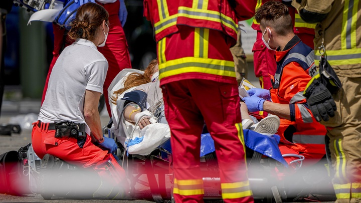 救援人員即場為傷者急救。AP圖片