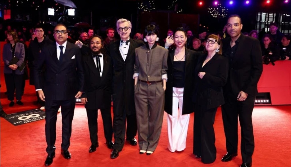 今屆影展評審團成員（左起）印度導演Shivendra Singh Dungarpur、尼泊爾導演Min Bahadur Bham,、評審團主席德國名導雲溫達斯、韓國女星裴斗娜、日本導演宮崎光代、波蘭製片人Ewa Puszczyaska及美國導演Reinaldo Marcus Green，一起出席開幕禮。（路透社）