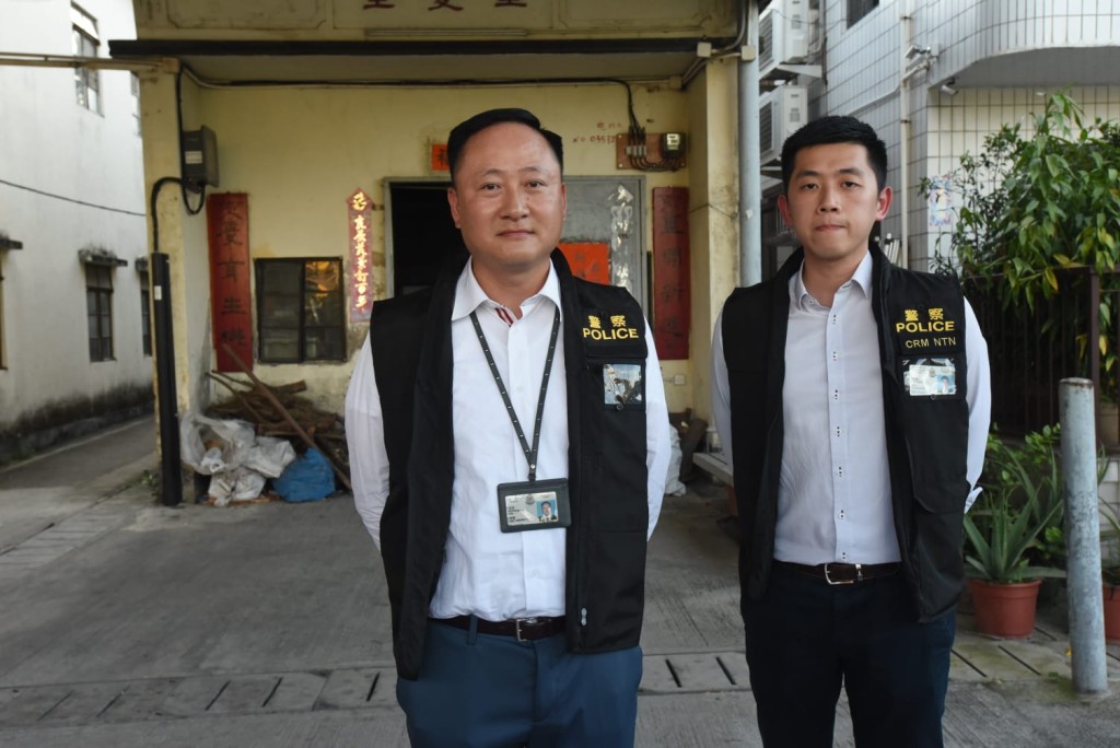 警方新界北重案組三隊總督察殷晃偉(左)