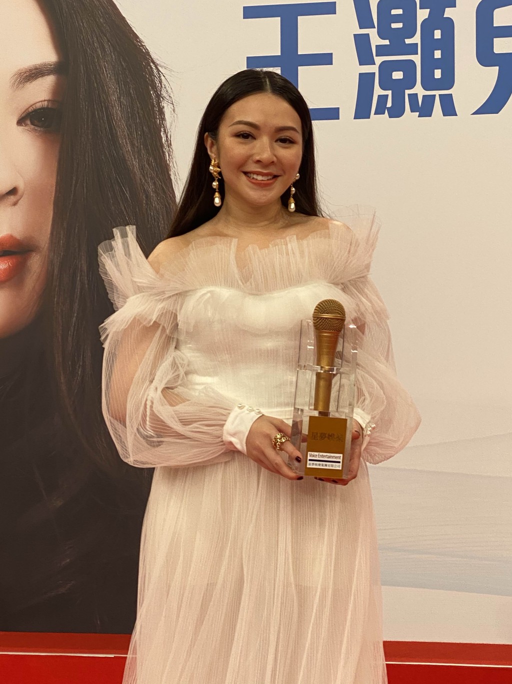 去年8月,JW開始減肥三個月未見效果,但依然夠勇着顯肥白裙出活動。