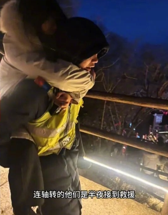 員工負責深夜救援工作。 員工負責深夜救援工作。