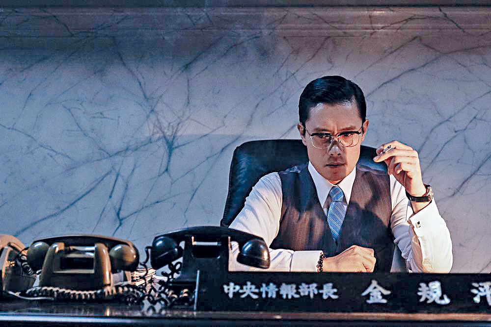 由李秉憲主演的《南山的部長們》，獲得青龍獎10項提名。